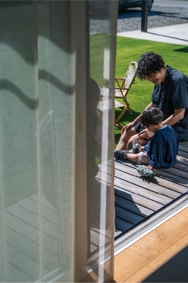 ウッドデッキでくつろぐ家族