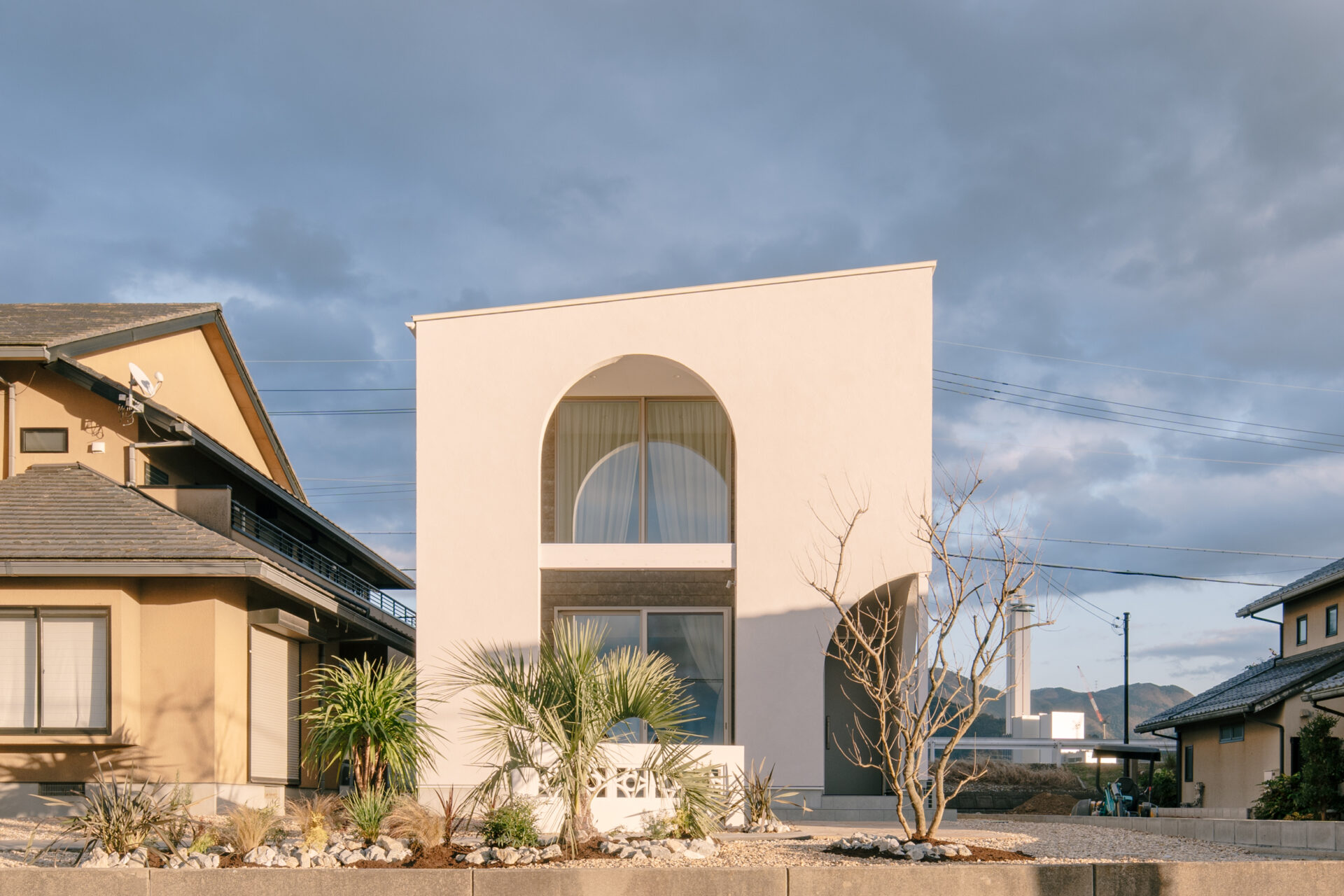 夕日に染まるアーチハウス